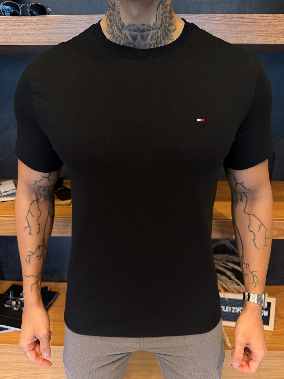 Camiseta Tommy Hilfiger Essential Regular Fit - Preta