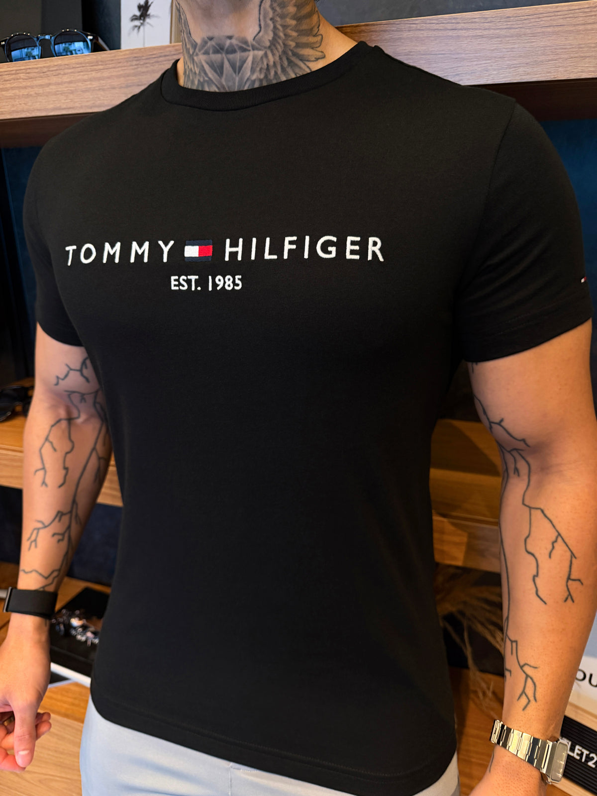 Camiseta Tommy Hilfiger Est 1985 - Preta