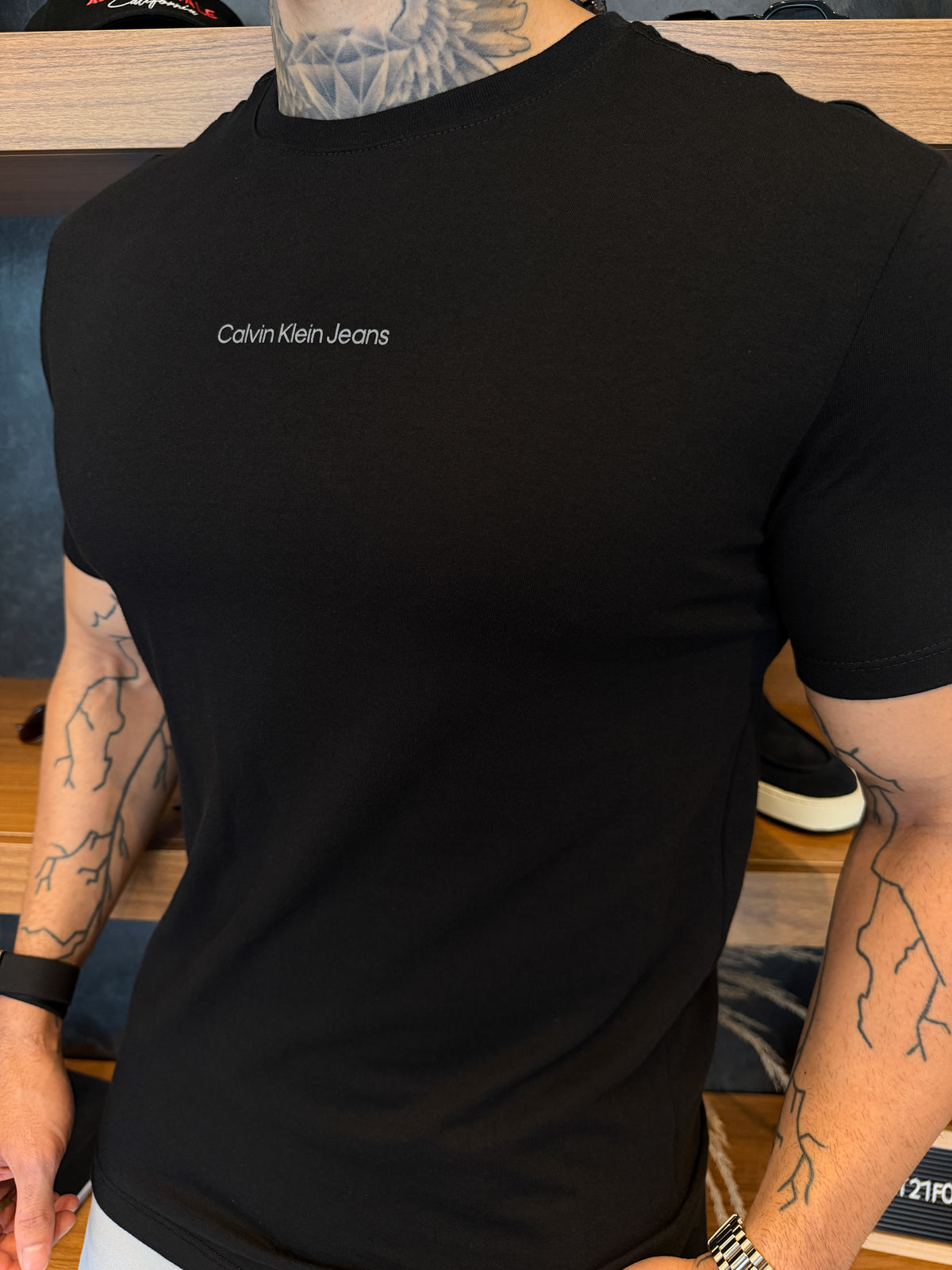 Camiseta Calvin Klein Logo Centralizado - Preta