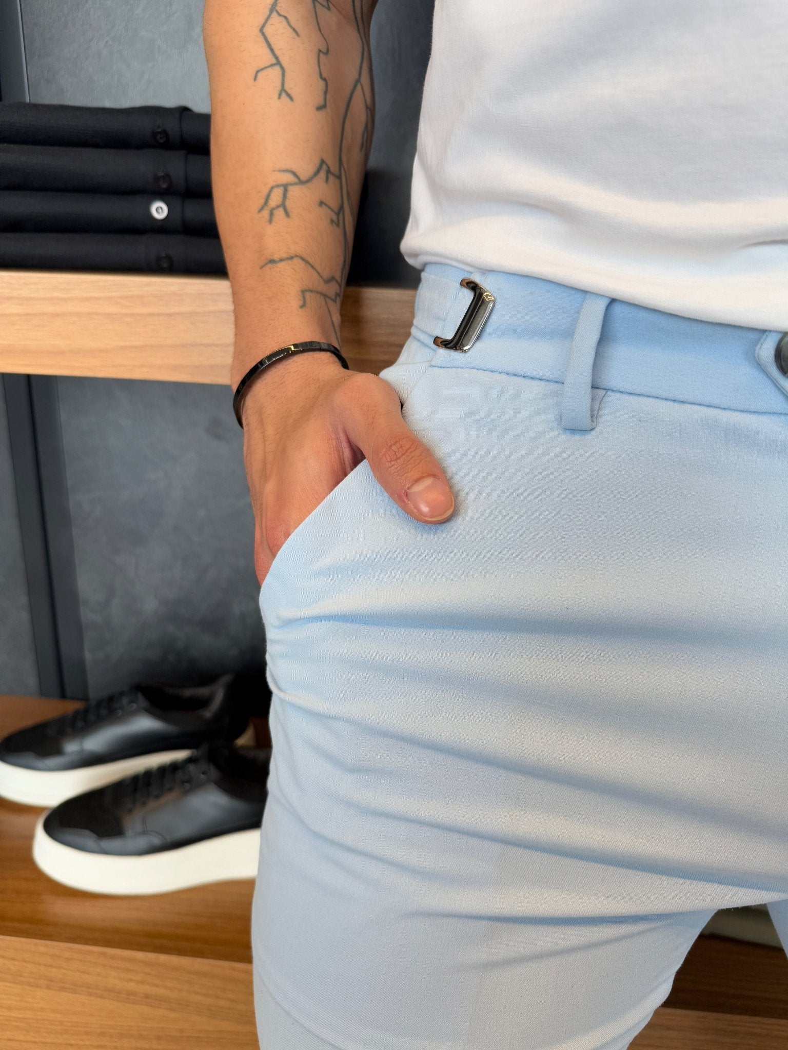 Calça Alfaitaria Italiana com Ajuste em Fivela - Azul claro