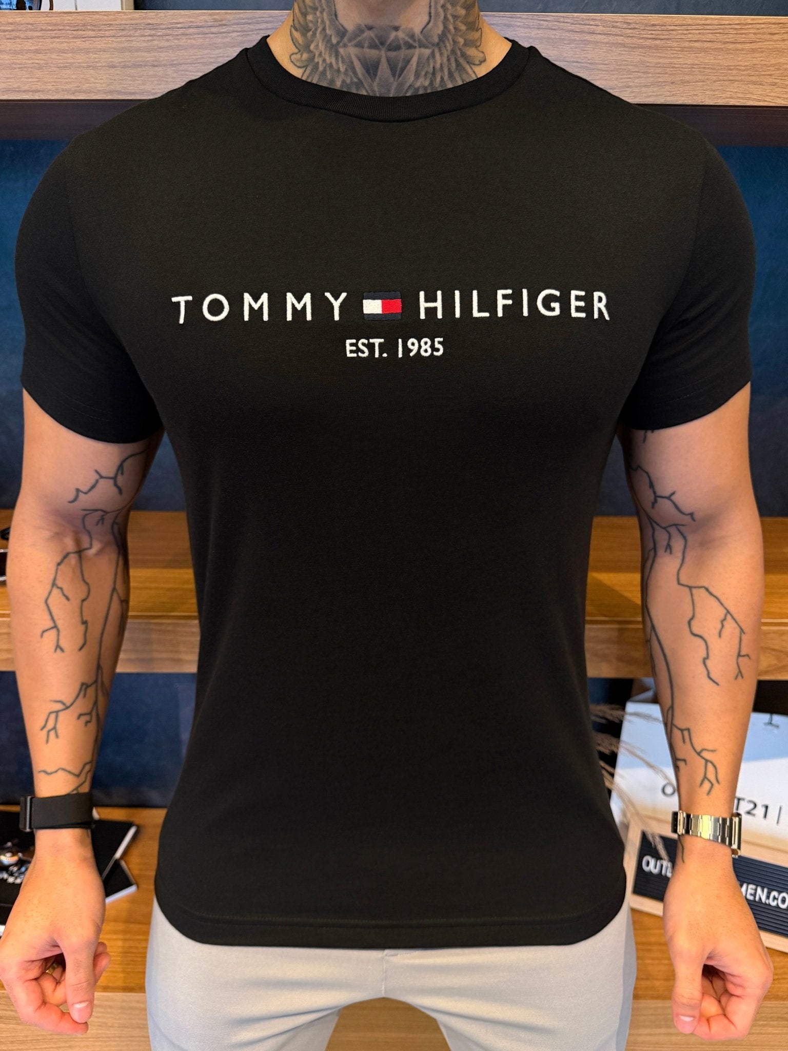 Camiseta Tommy Hilfiger Est 1985 - Preta