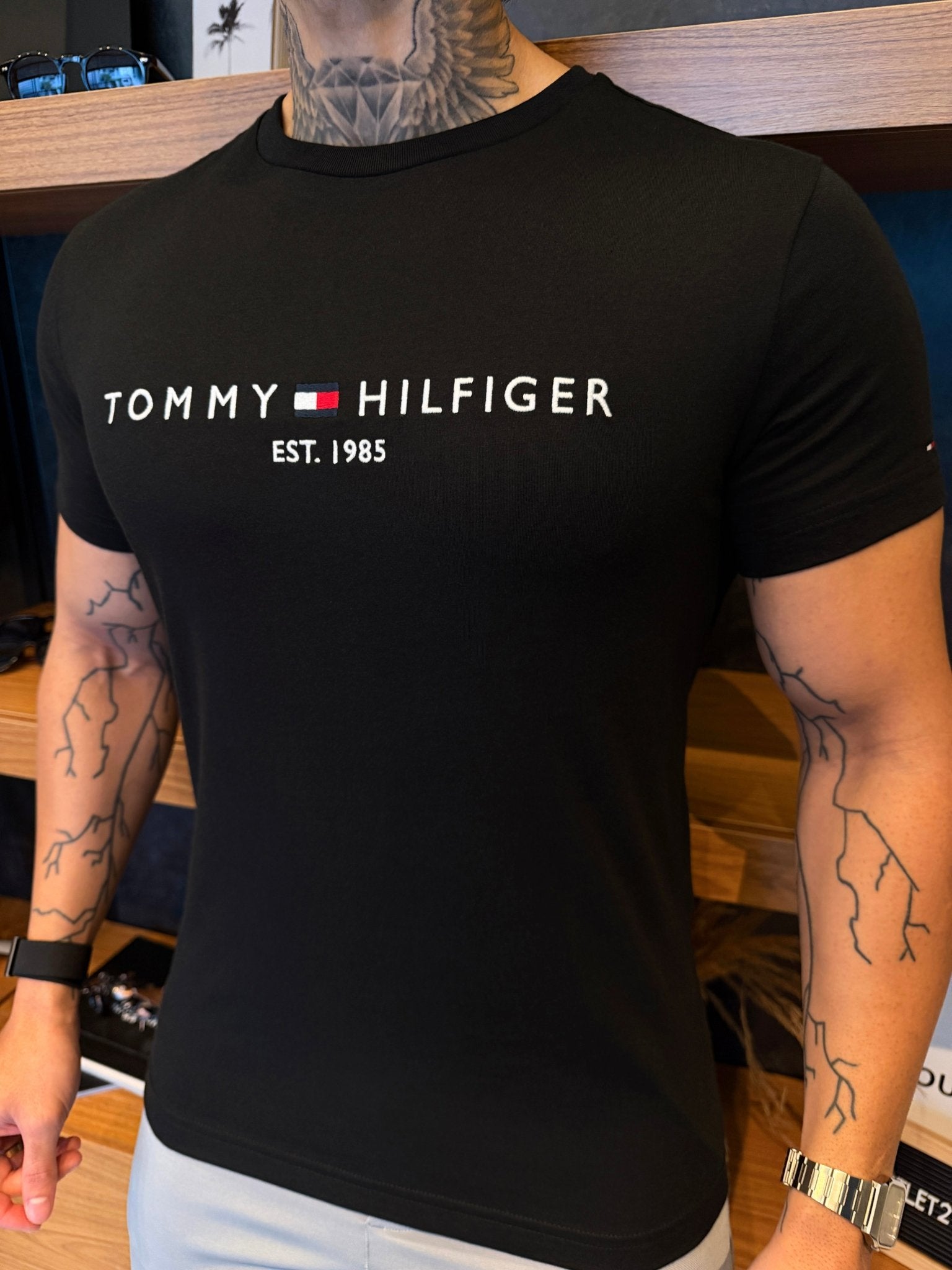 Camiseta Tommy Hilfiger Est 1985 - Preta