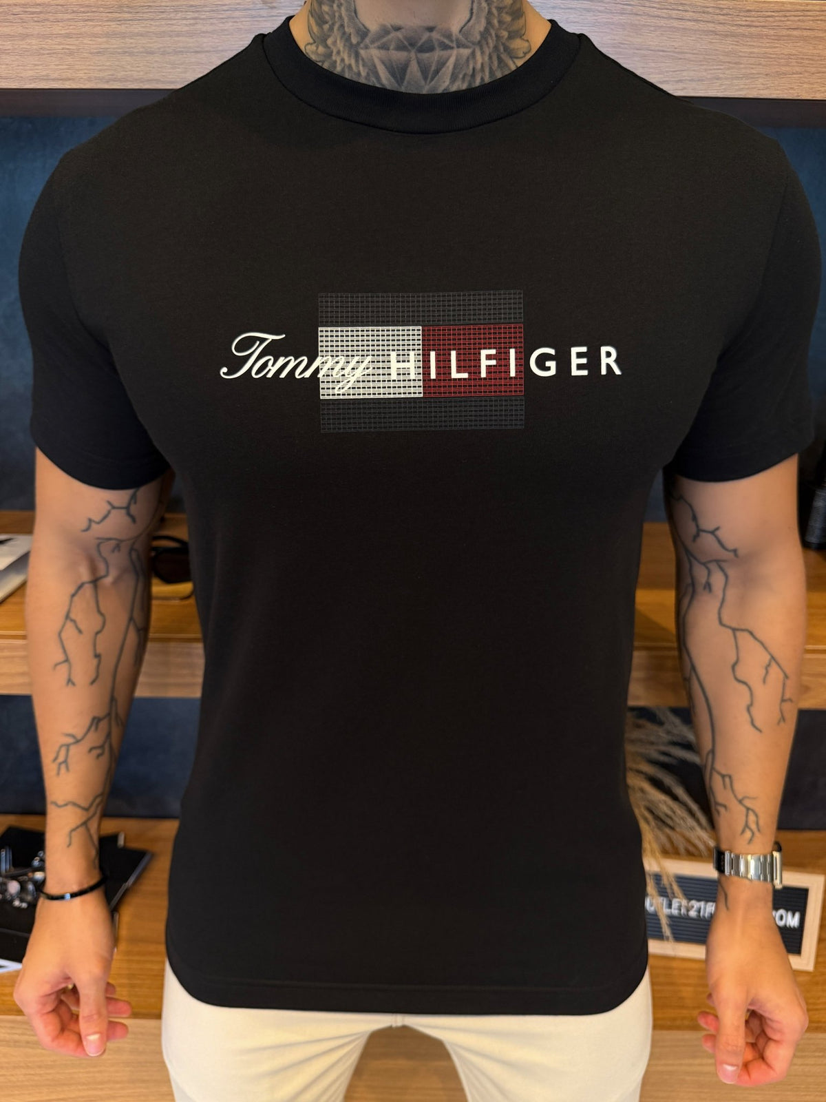 Camiseta Tommy Hilfiger Graphic - Preta