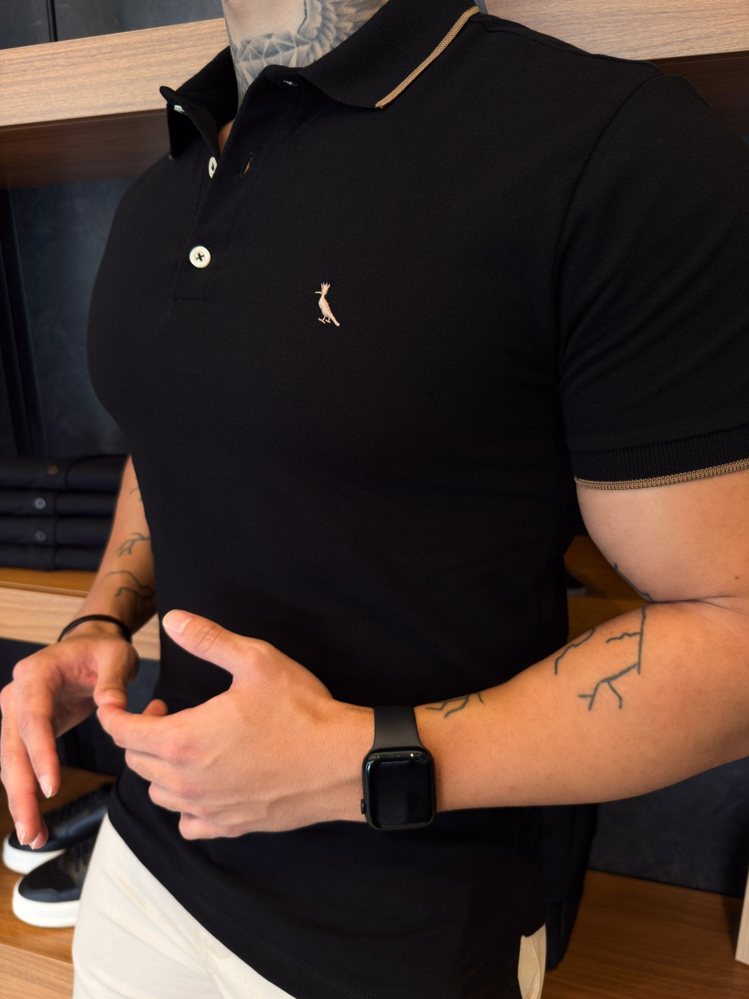 Polo Reserva Friso na Gola e Manga Logo Peito Gold - Preta