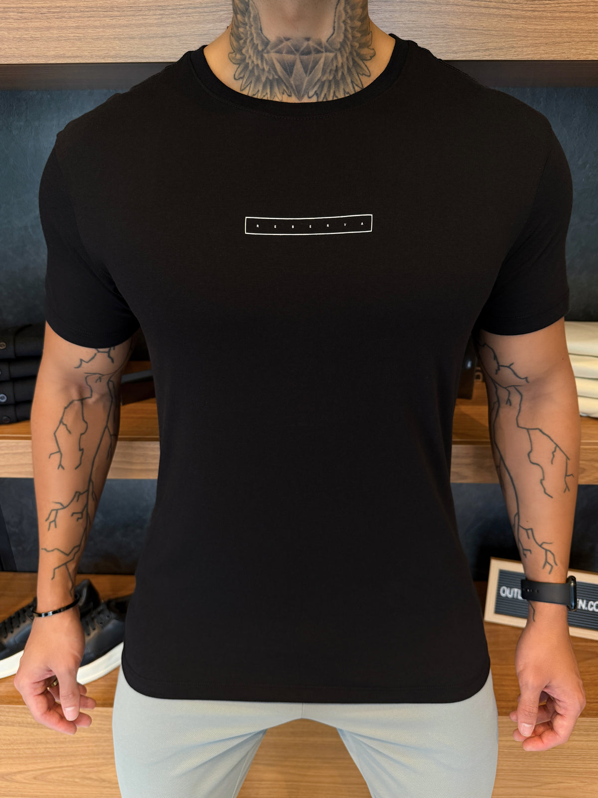 Camiseta Reserva Escrita Minimalista Central - Preta