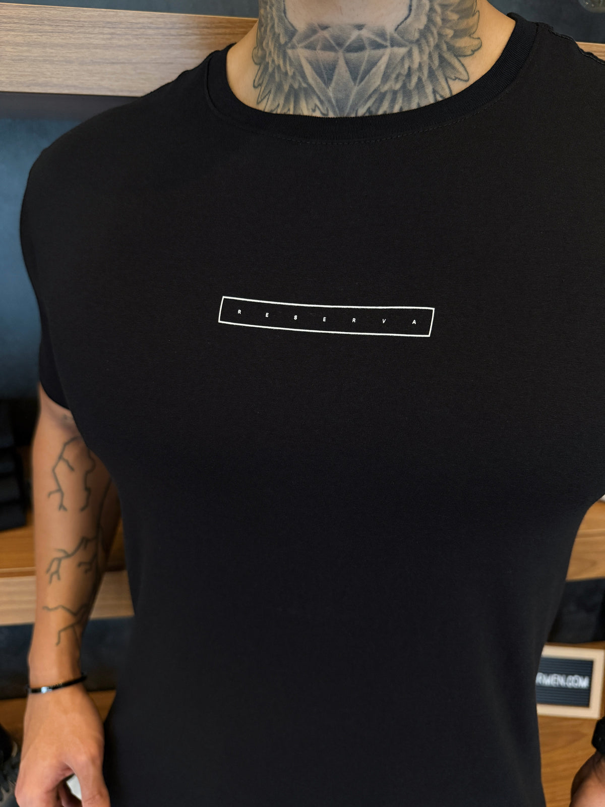 Camiseta Reserva Escrita Minimalista Central - Preta