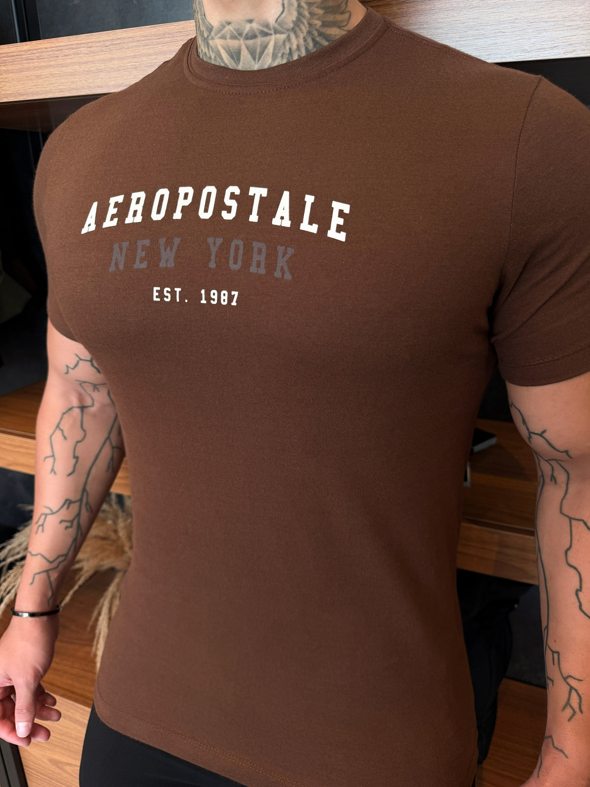Camiseta Aeropostale Escrita Central - Marrom Ref: 0109