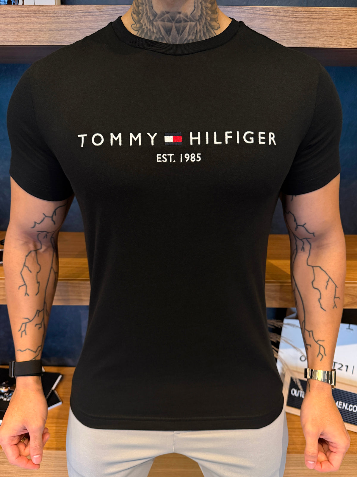 Camiseta Tommy Hilfiger Est 1985 - Preta