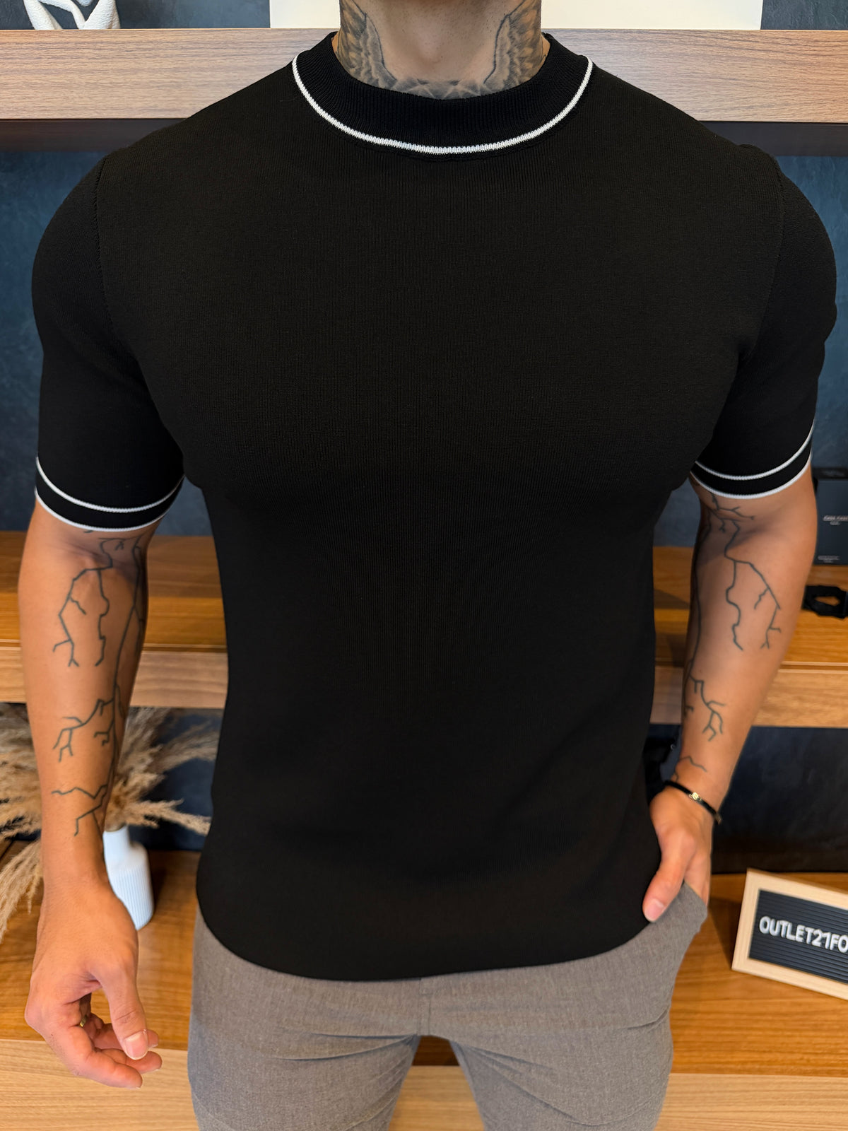Camiseta Milano Tricot Detalhe Gola e Manga  - Preta