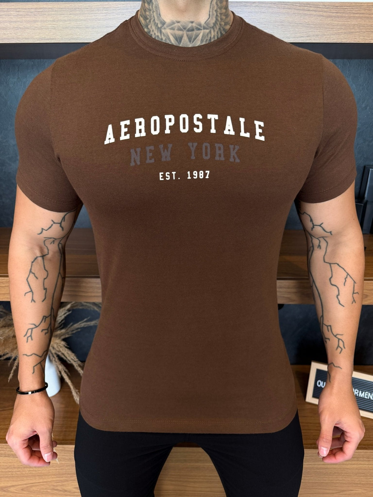Camiseta Aeropostale Escrita Central - Marrom Ref: 0109