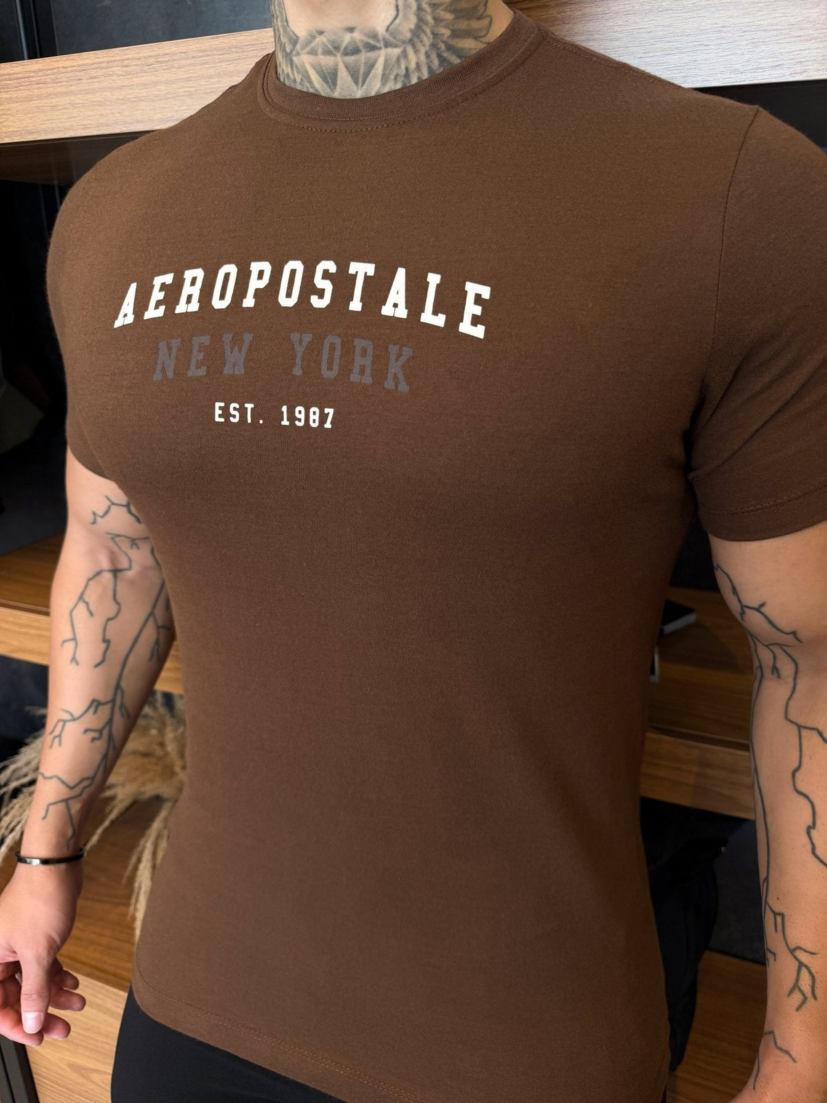Camiseta Aeropostale Escrita Central - Marrom Ref: 0109