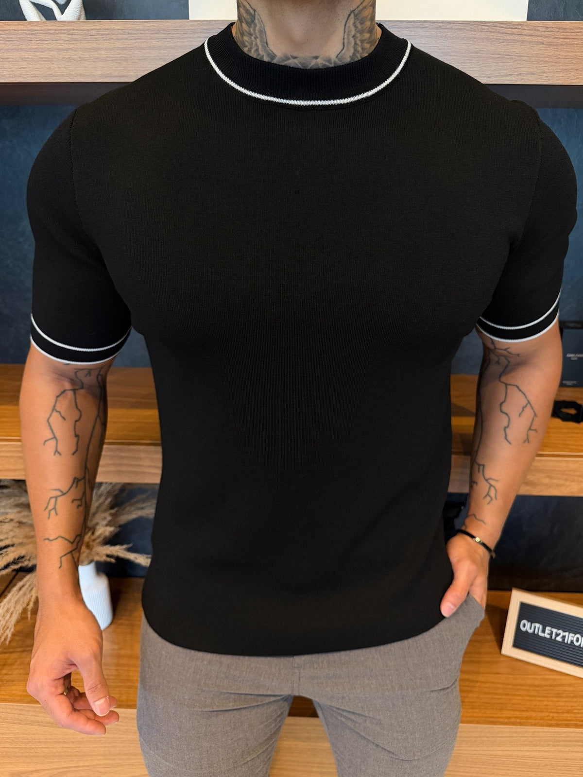 Camiseta Milano Tricot Detalhe Gola e Manga  - Preta