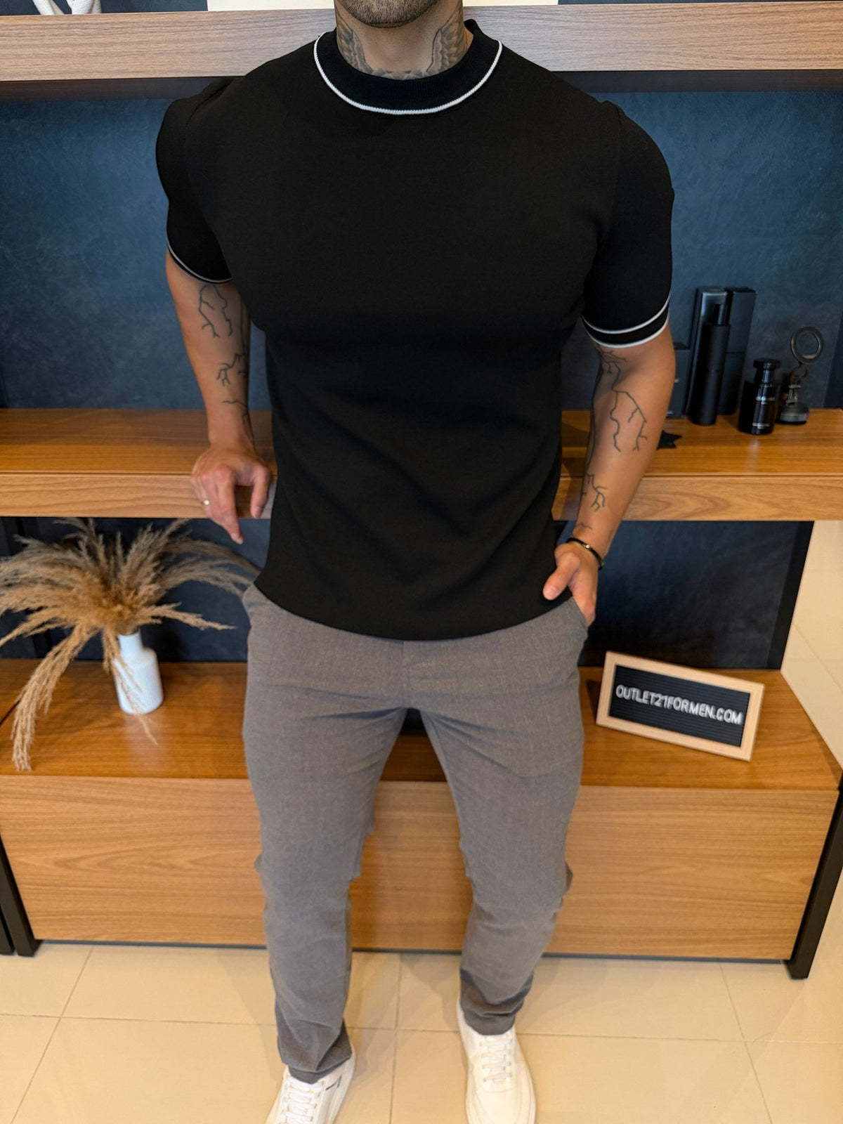 Camiseta Milano Tricot Detalhe Gola e Manga  - Preta