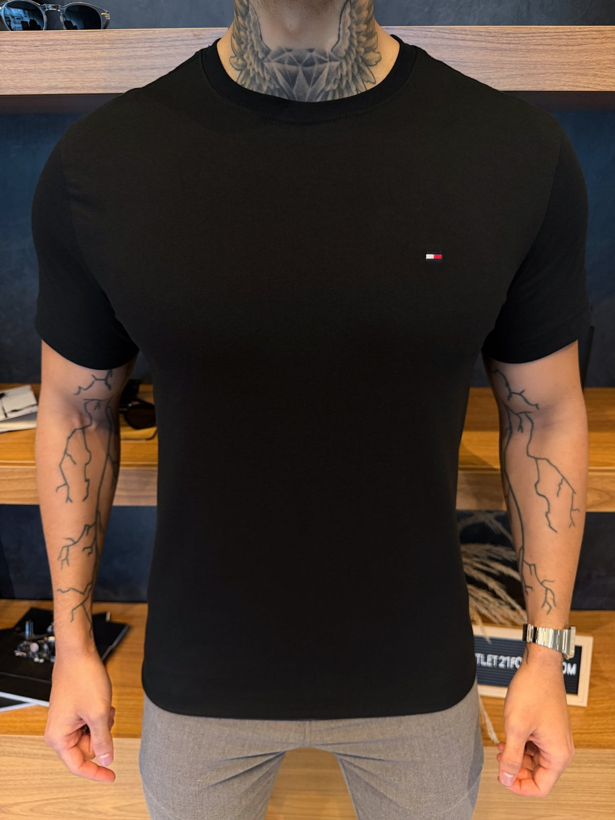 Camiseta Tommy Hilfiger Essential Regular Fit - Preta
