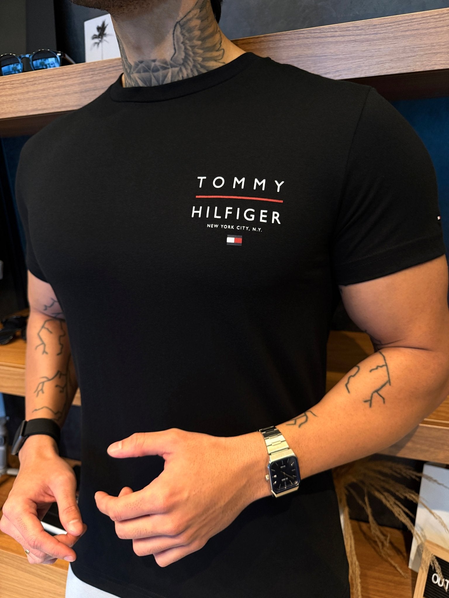 Camiseta Tommy Hilfiger Love Left - Preta