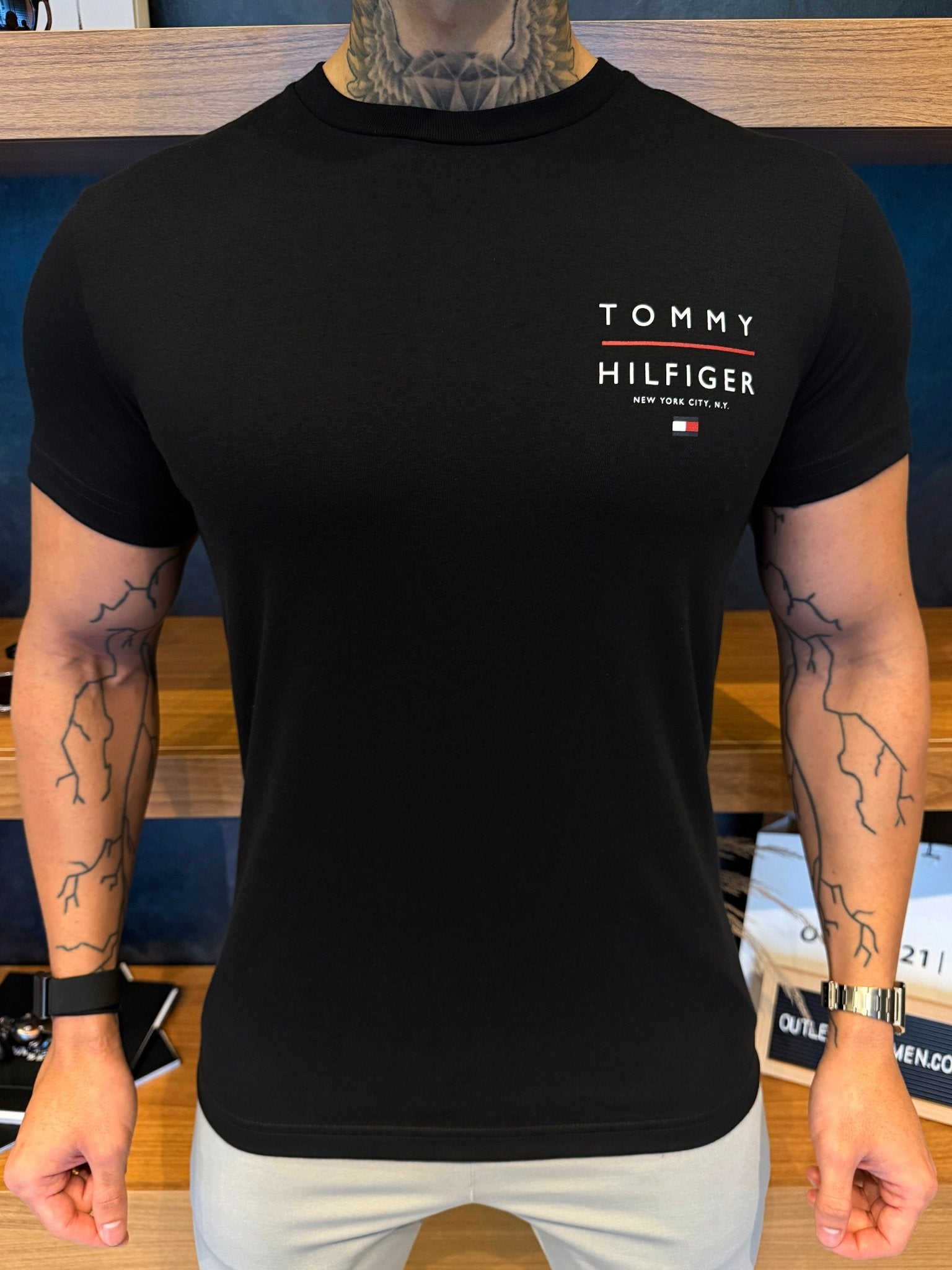 Camiseta Tommy Hilfiger Love Left - Preta