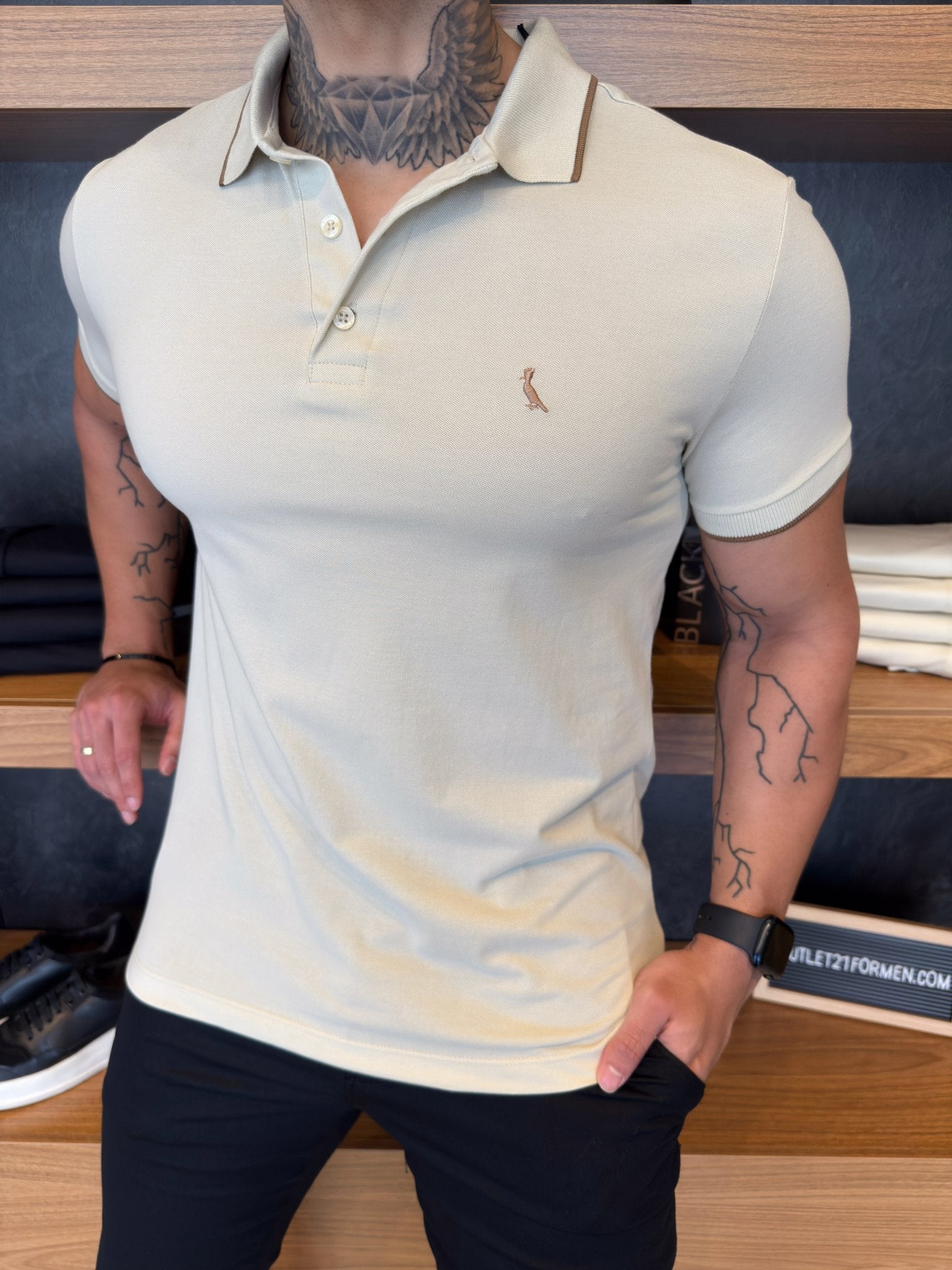 Polo Reserva Friso na Gola e Manga Logo Peito Gold - Areia