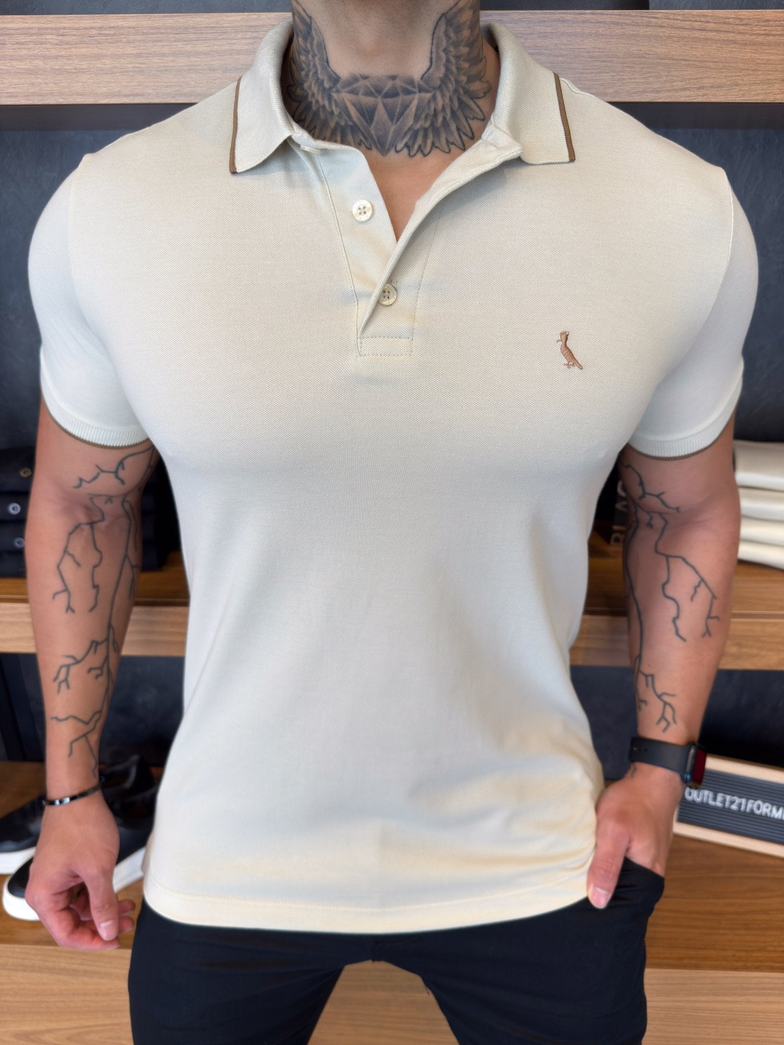 Polo Reserva Friso na Gola e Manga Logo Peito Gold - Areia