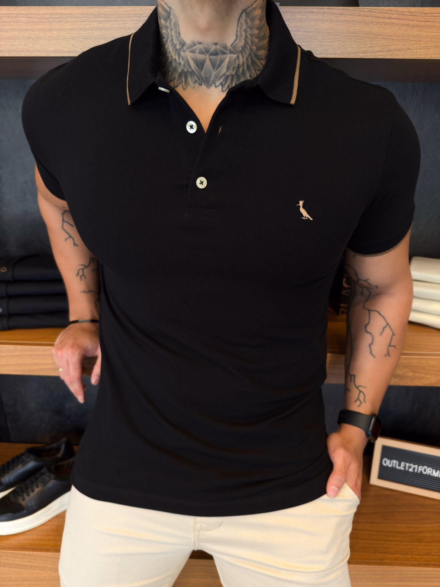 Polo Reserva Friso na Gola e Manga Logo Peito Gold - Preta