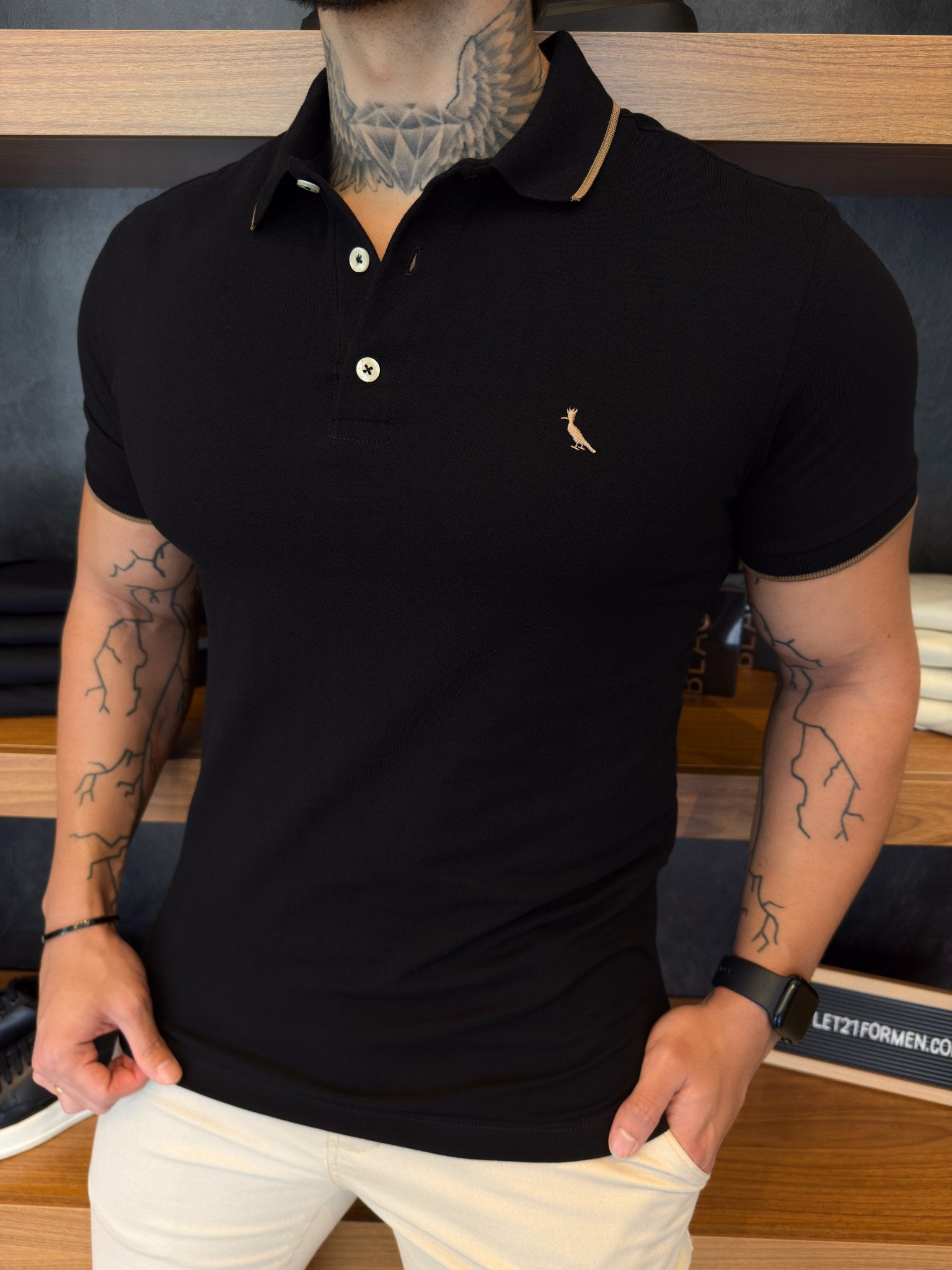 Polo Reserva Friso na Gola e Manga Logo Peito Gold - Preta